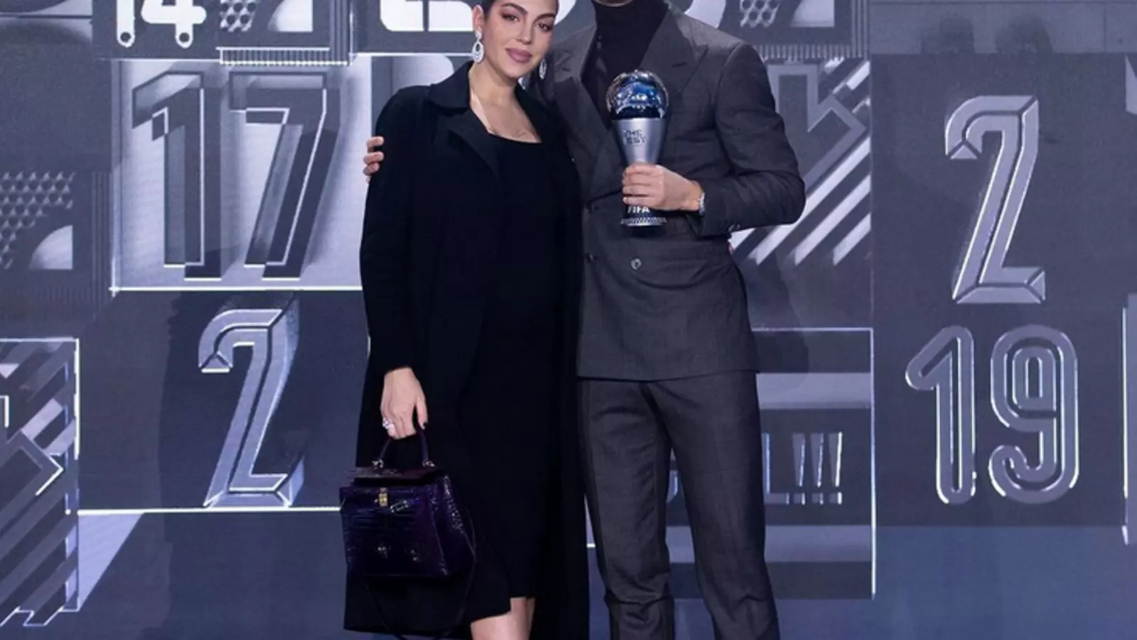 Georgina Rodríguez y Cristiano Ronaldo a los premios de la Fifa en qué él fue reconocido como máximo goleador de la historia