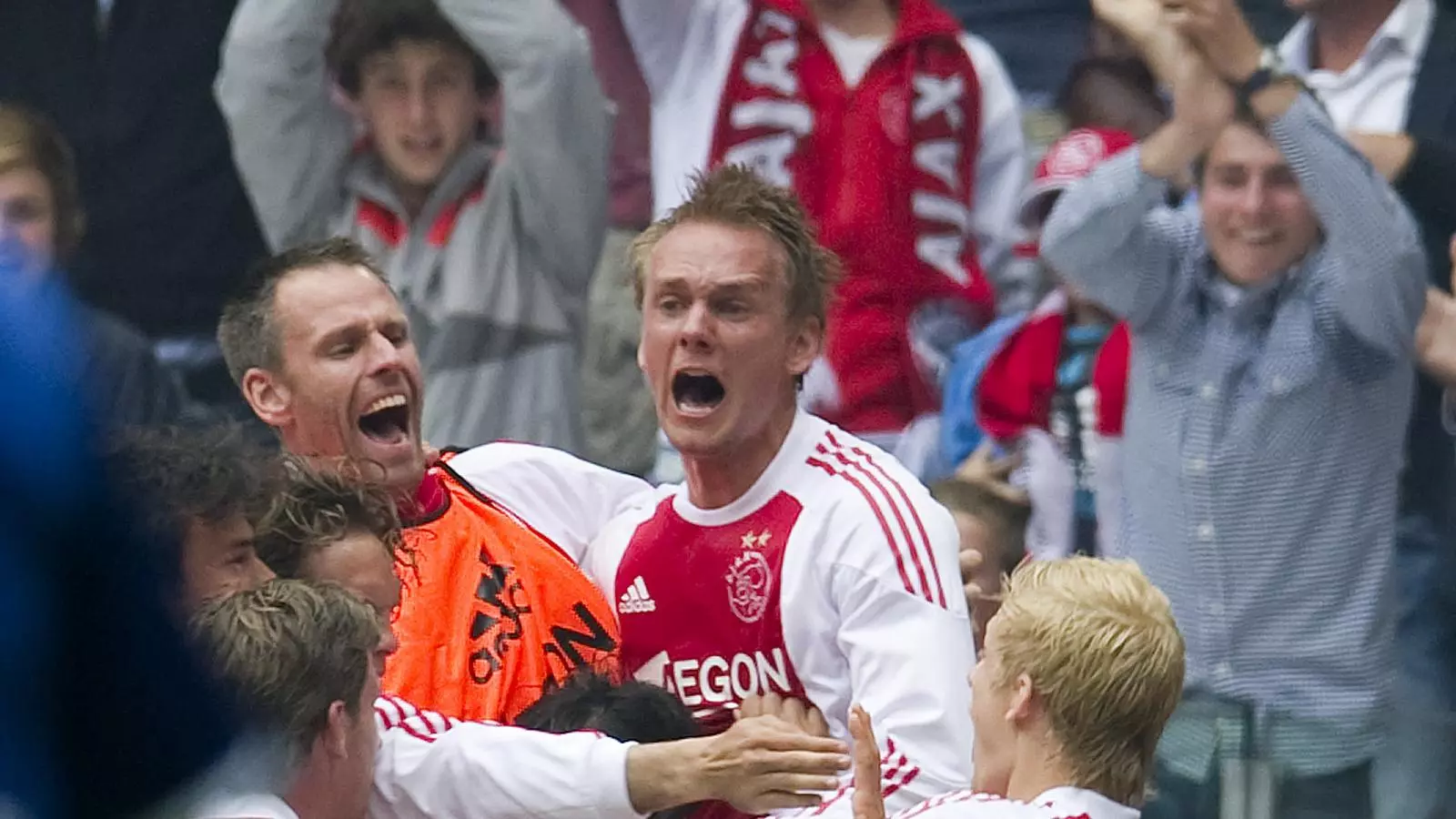 Els jugadors de l'Ajax celebren el tercer gol, obra de De Jong.