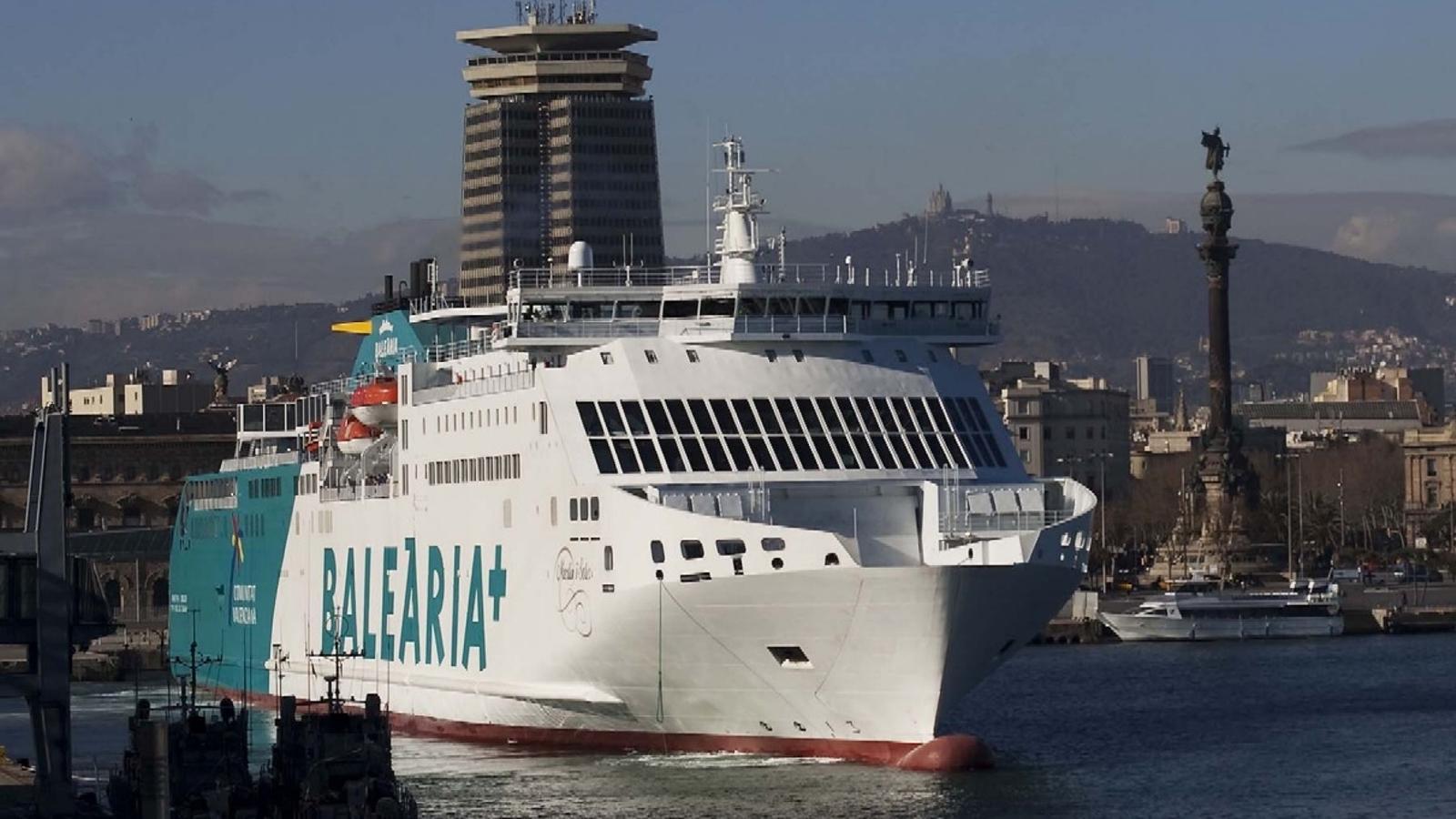 Un dels vaixells de Balearia al port de Barcelona