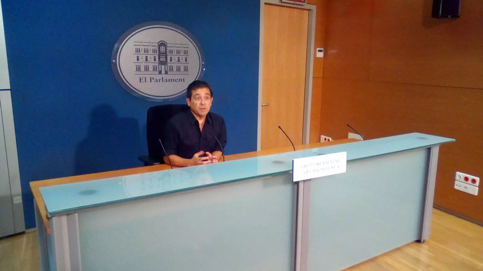 El portaveu parlamentari de MÉS per Menorca, Nel Martí, aquest dilluns, en roda de premsa.