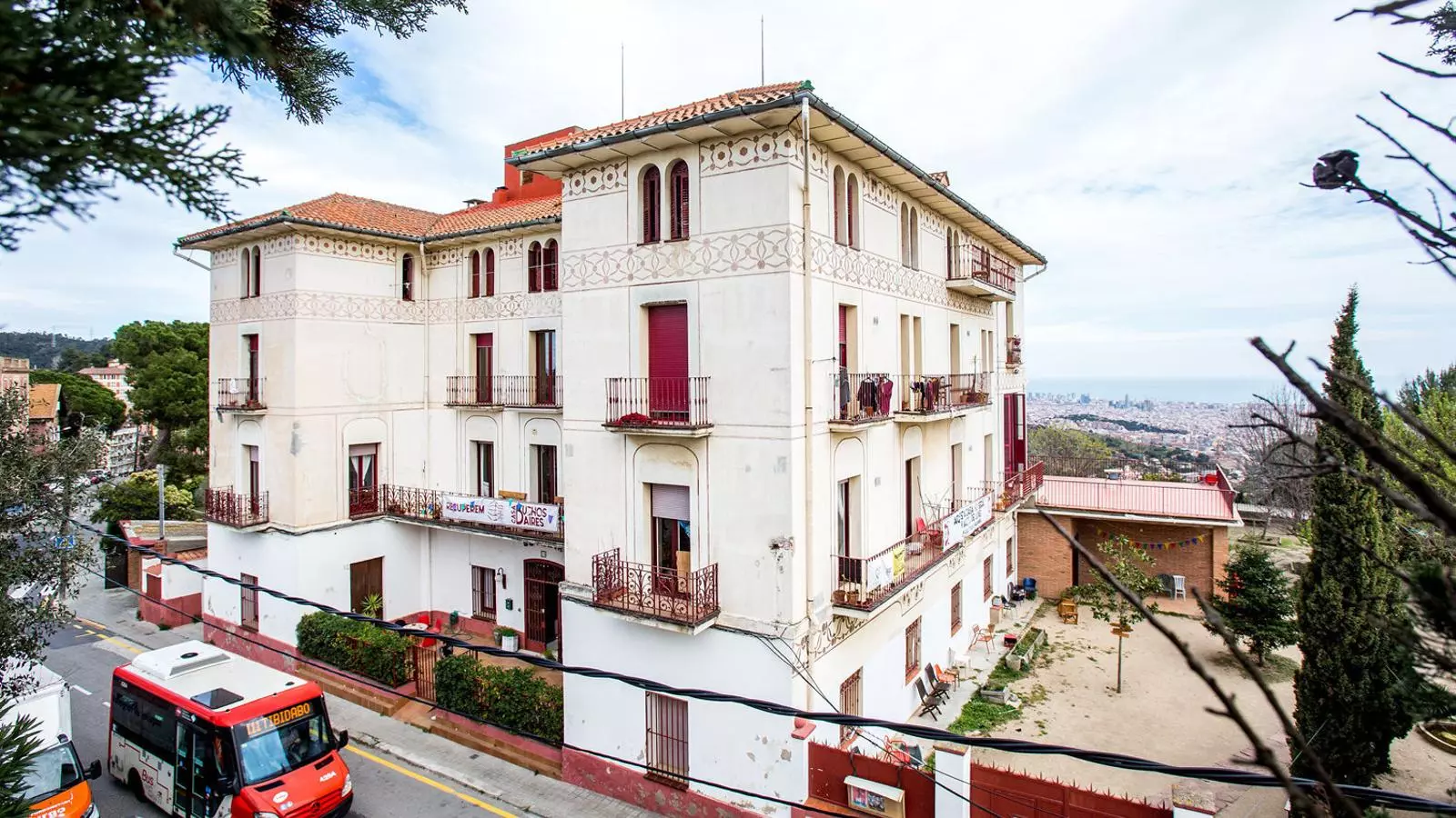 La coneguda com a Casa Buenos Aires, a Vallvidrera, és un edifici modernista construït a finals del XIX.
