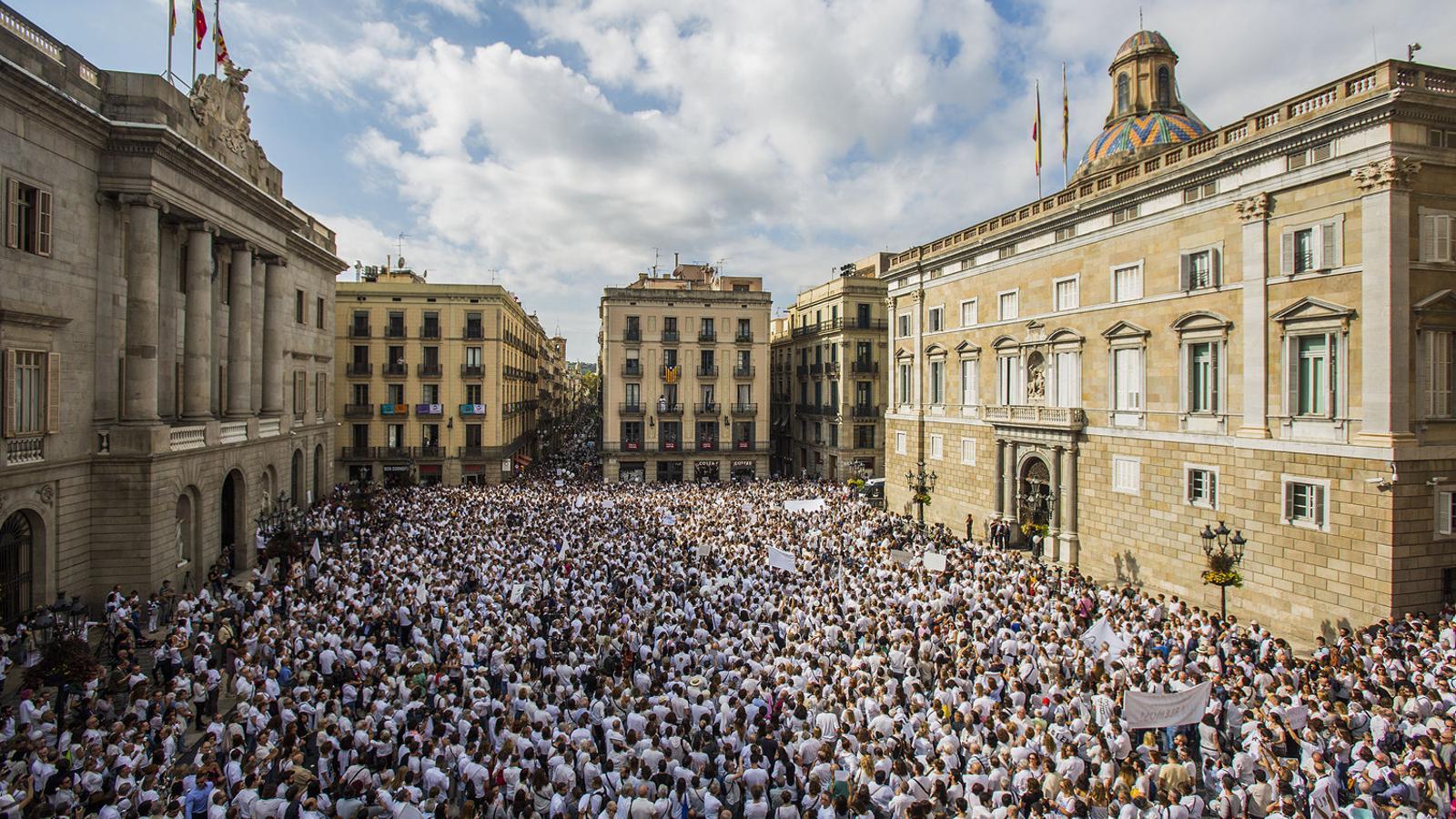 A la concentració a la plaça Sant Jaume s’hi van sentir càntics com “Els carrers són de tothom” i “Negociem”. A la imatge, les més de 5.000 persones que va reunir Parlem.