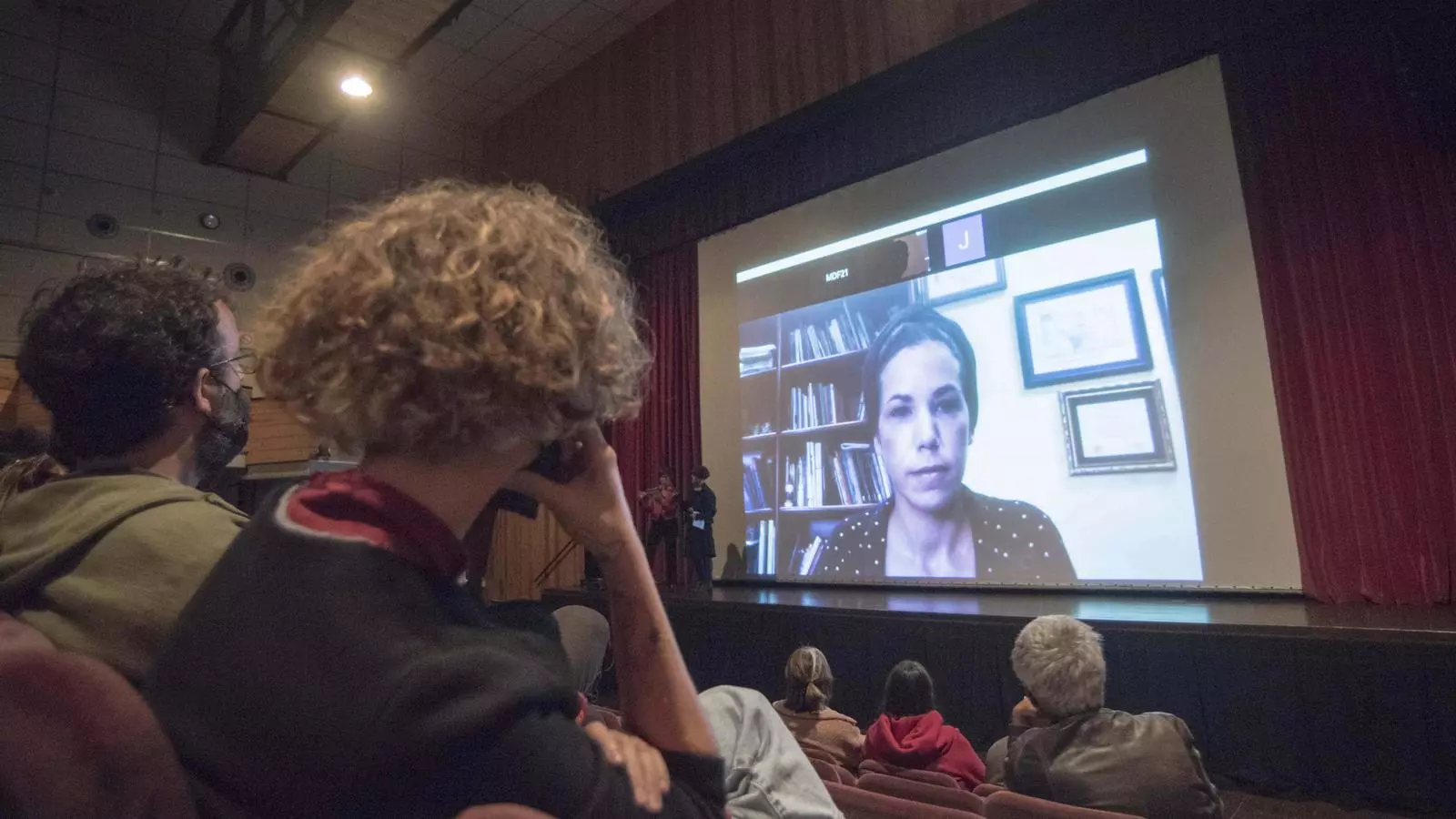 La directora d''Imperdonable', Marlén Viñayo, es va connectar a l'acte de lliurement del premi des de Guatemala.