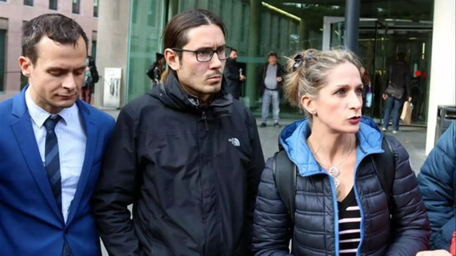 El fotoperiodista Albert Garcia (al centre) amb la seva advocada Marisa Díaz