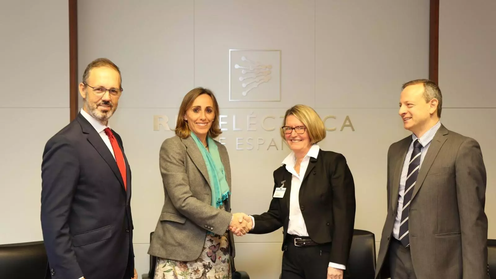 Responsables de Red Eléctrica i Nexans han escenificat l'acord que millorarà les condicions energètiques de Menorca.