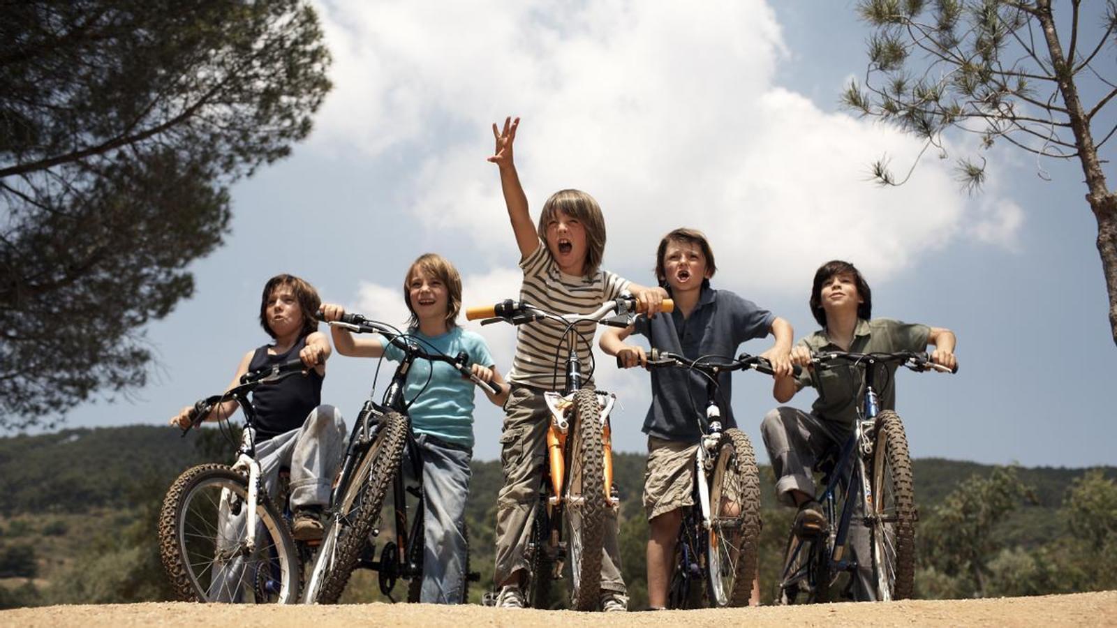 Un grupo de amigos en bicicleta.
