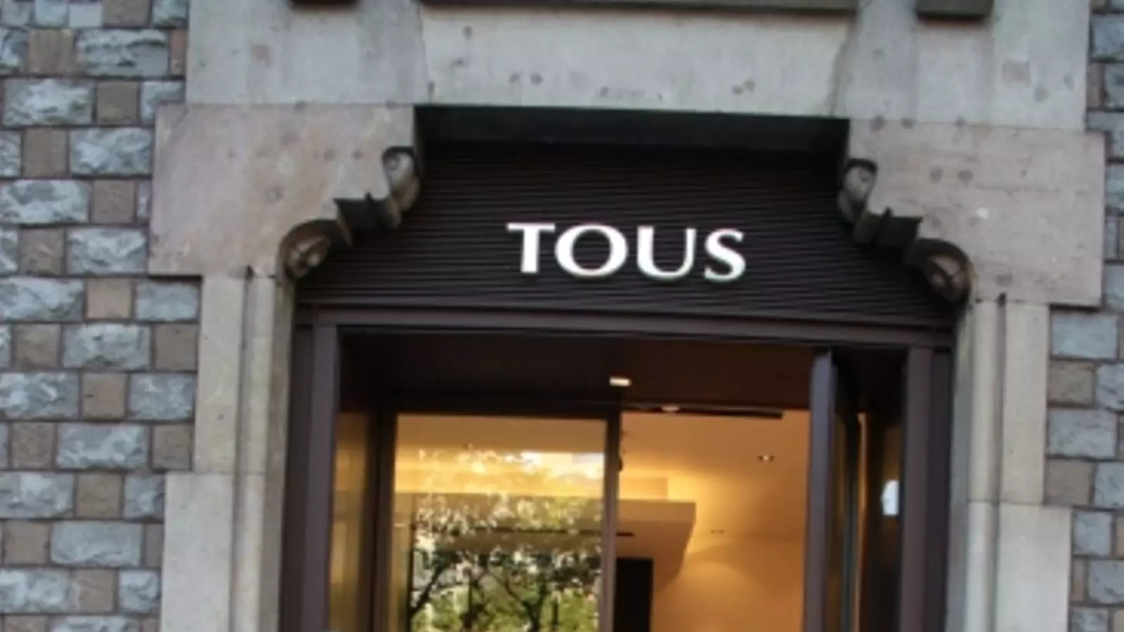 La joieria Tous aquest dilluns a la tarda minuts després de patir un atracament.