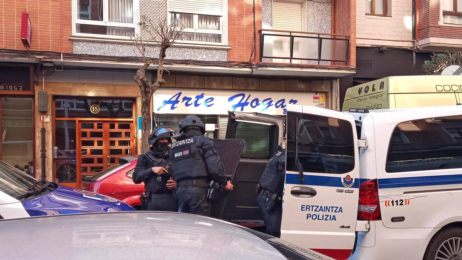 Agents de la brigada mòbil de l'Ertzaintza, davant del domicili on han trobat 2 dones mortes a la localitat biscaïna d'Abanco