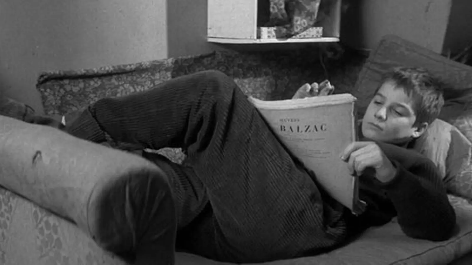 Antoine Doinel llegint Balzac a la pel·lícula 'Les 400 coups'