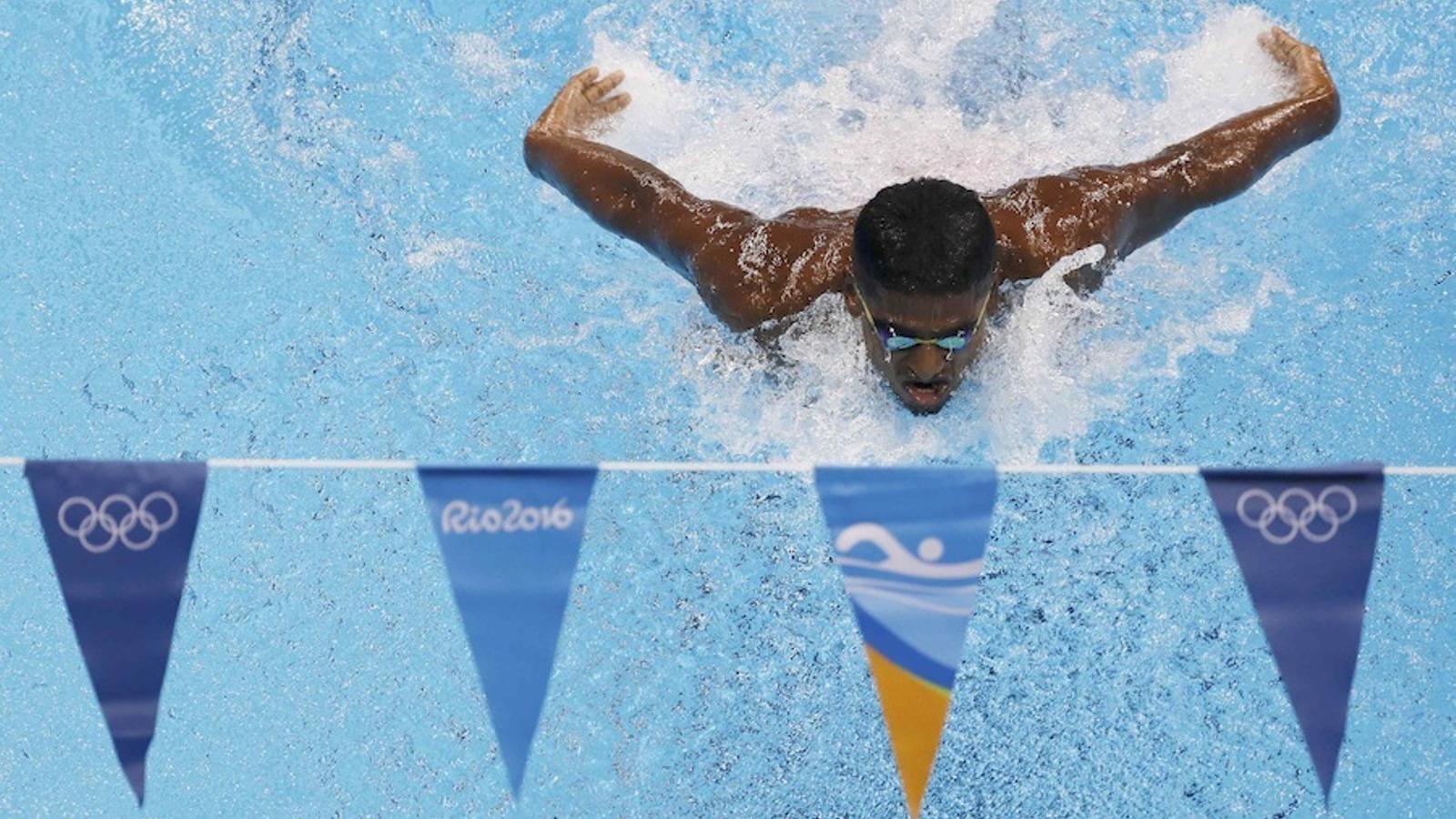 Un nedador indi, entrenant-se a la piscina olímpica