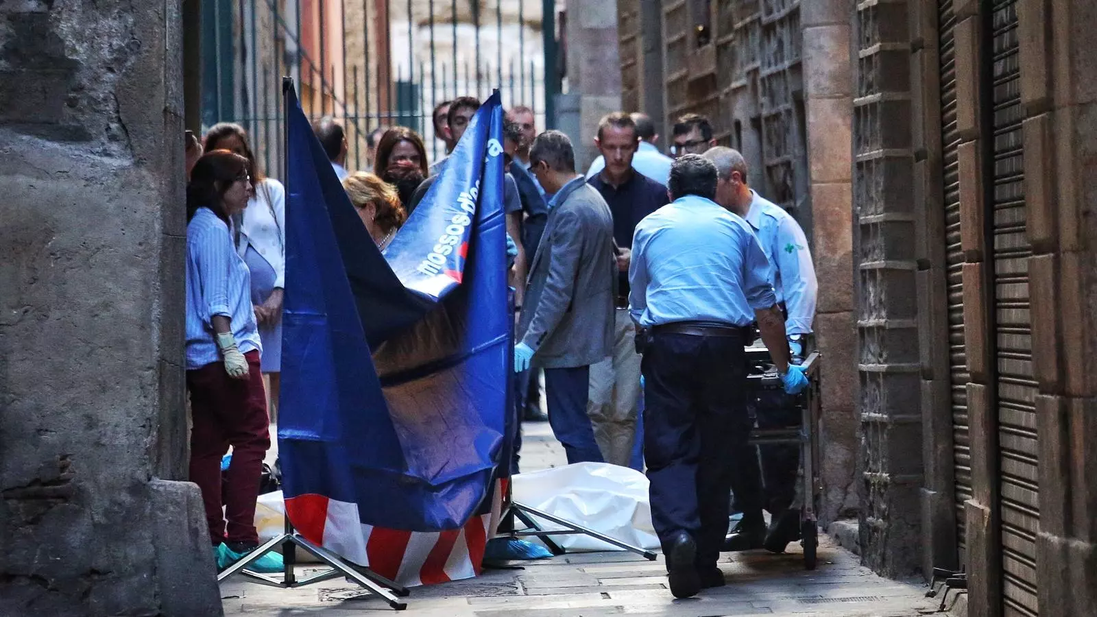 Els Mossos d'Esquadra i els sanitaris en el lloc dels fets.