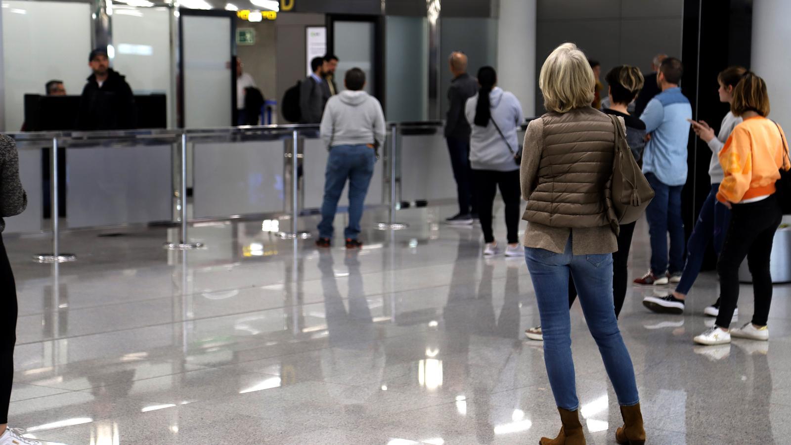 Turistes esperant a l'aeroport de Palma
