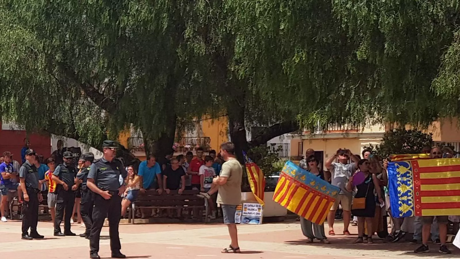 Seguidors d'extrema dreta intenten boicotejar un acte de Joan Tardà a Barxeta