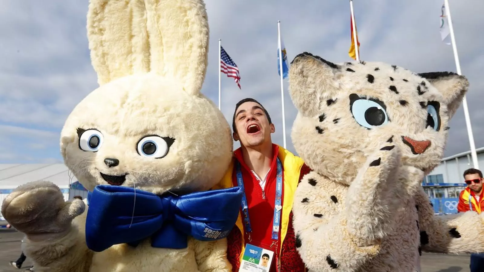 El patinador Javier Fernández, abanderat espanyol a Sotxi, s'abraça a les mascotes dels jocs d'hivern / REUTERS