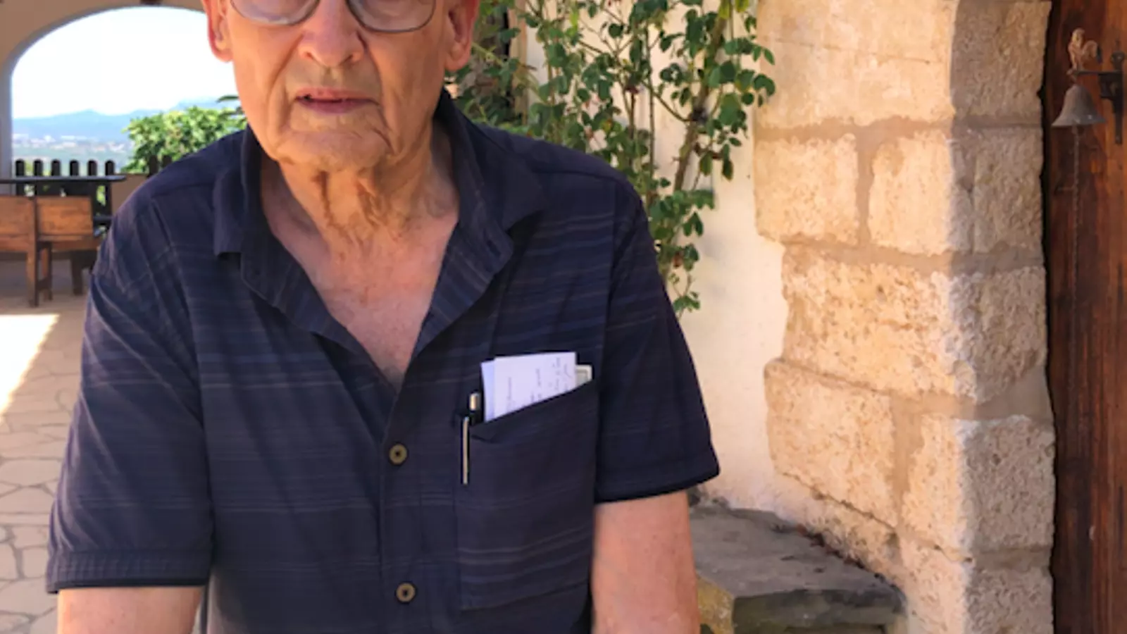 Pere Llopart, davant del mas familiar, a Subirats:T.G.
