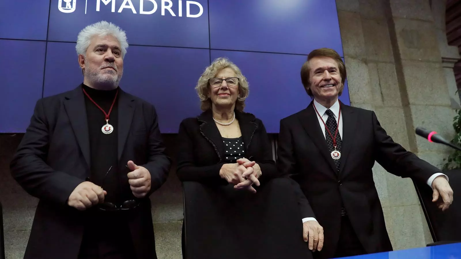 Almodóvar i Raphael, a l'Ajuntament de Madrid amb Manuela Carmena