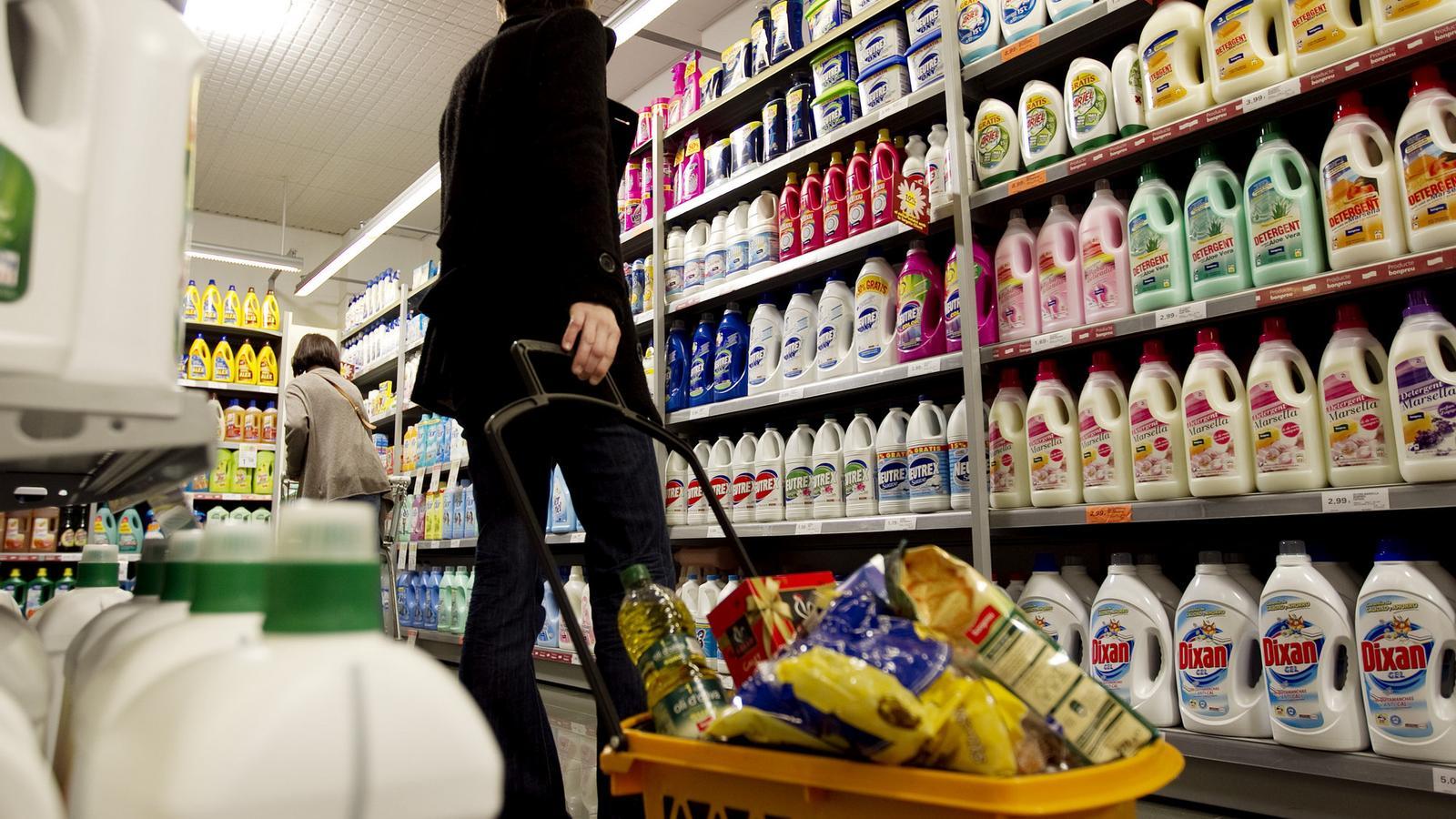 PÚBLIC MASSIU
Les multinacionals volen assegurar-se que malgrat la caiguda del consum tots els consumidors poden accedir a les seves marques.
