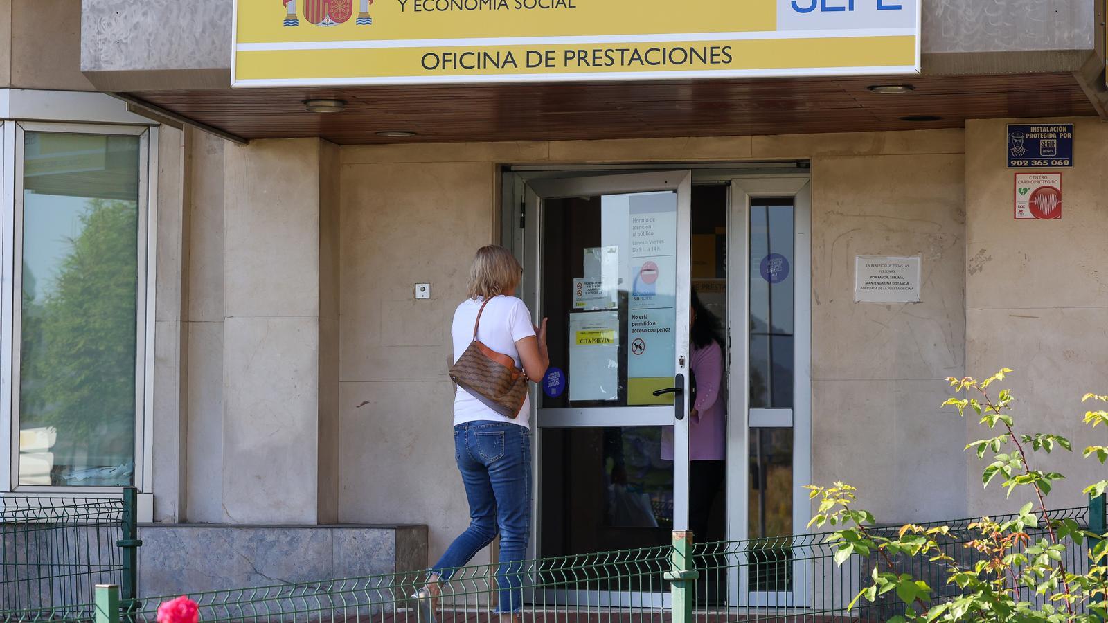 Una mujer entra a una oficina del SEPE