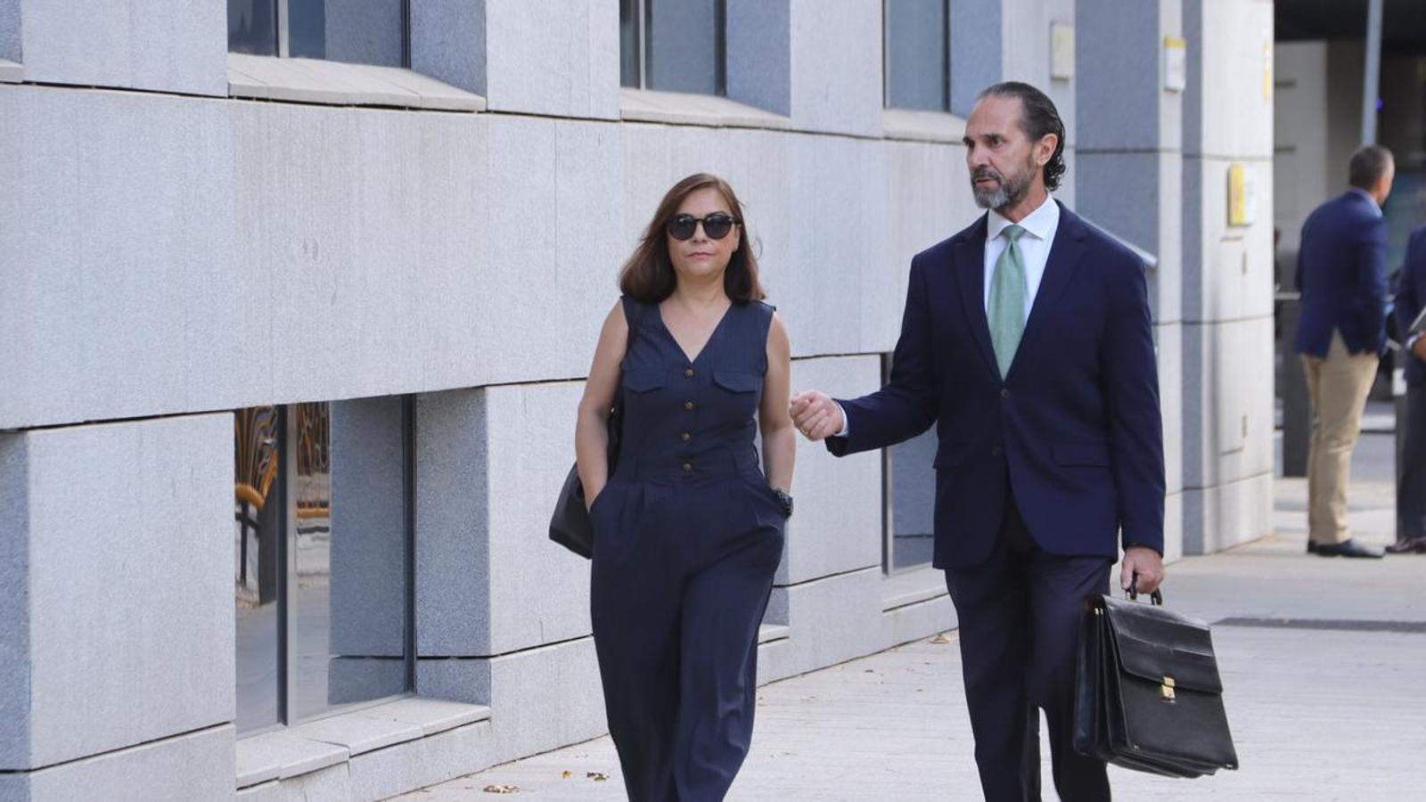 Ana María Fuentes arrives at the National Court accompanied by her lawyer