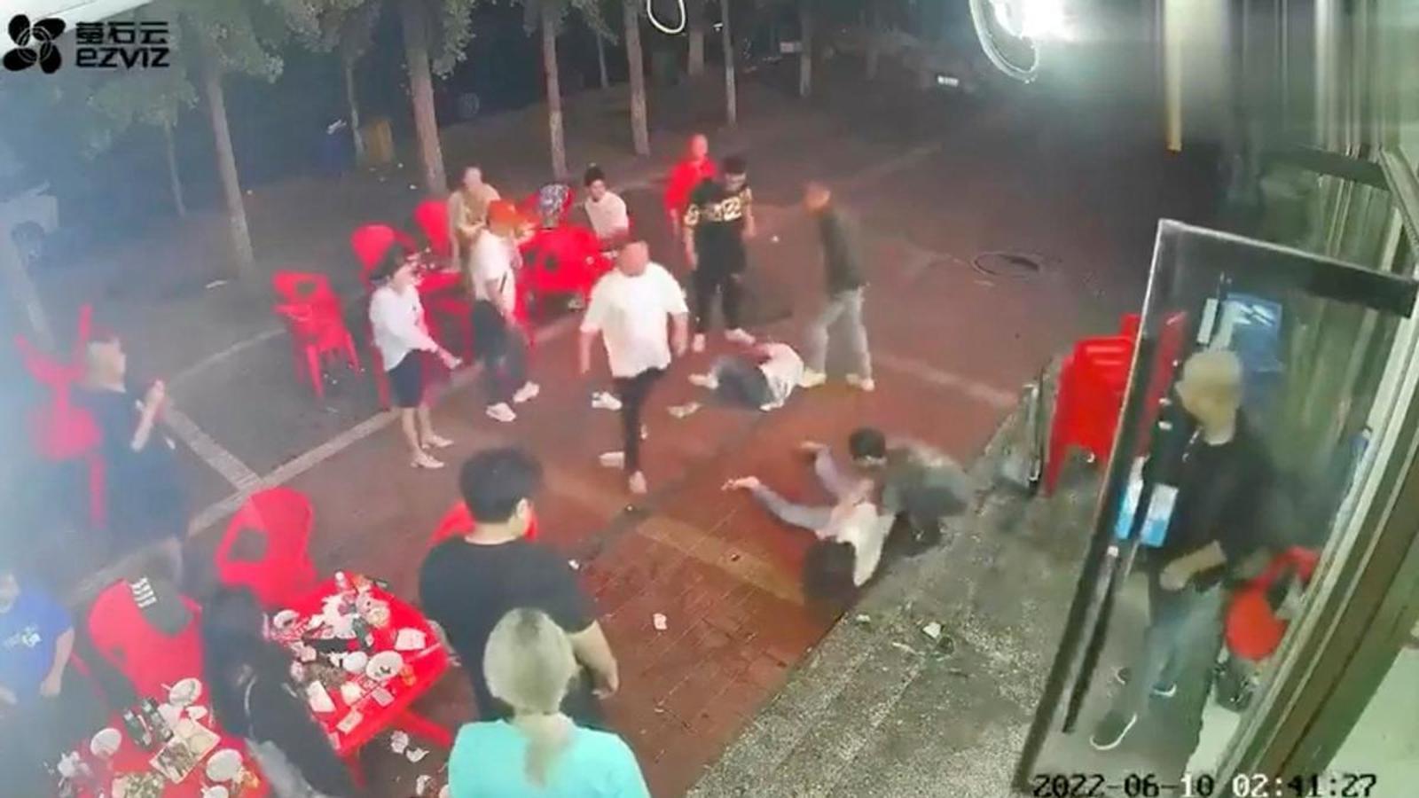 Un grup d'homes assalten dones en un restaurant a la ciutat nord-est de Tangshan, Xina.