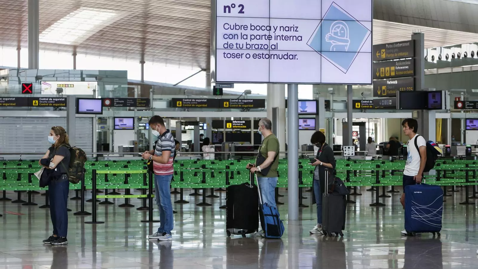 La nova rutina a la terminal T1 del Prat, en imatges d’aquesta setmana.