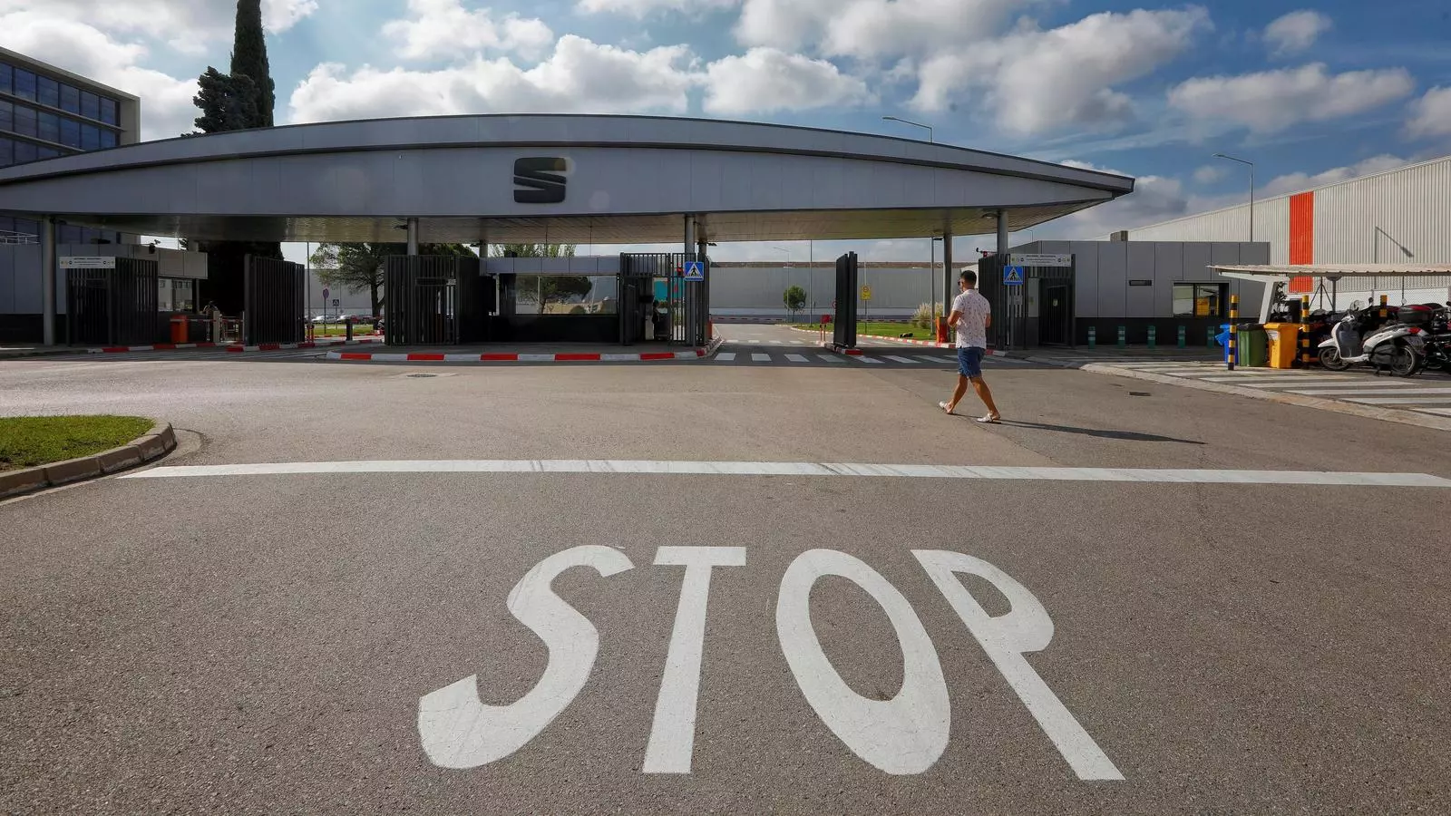 La fàbrica de Seat a Martorell ha hagut de tancar torns de producció davant la falta de materials per produir cotxes.