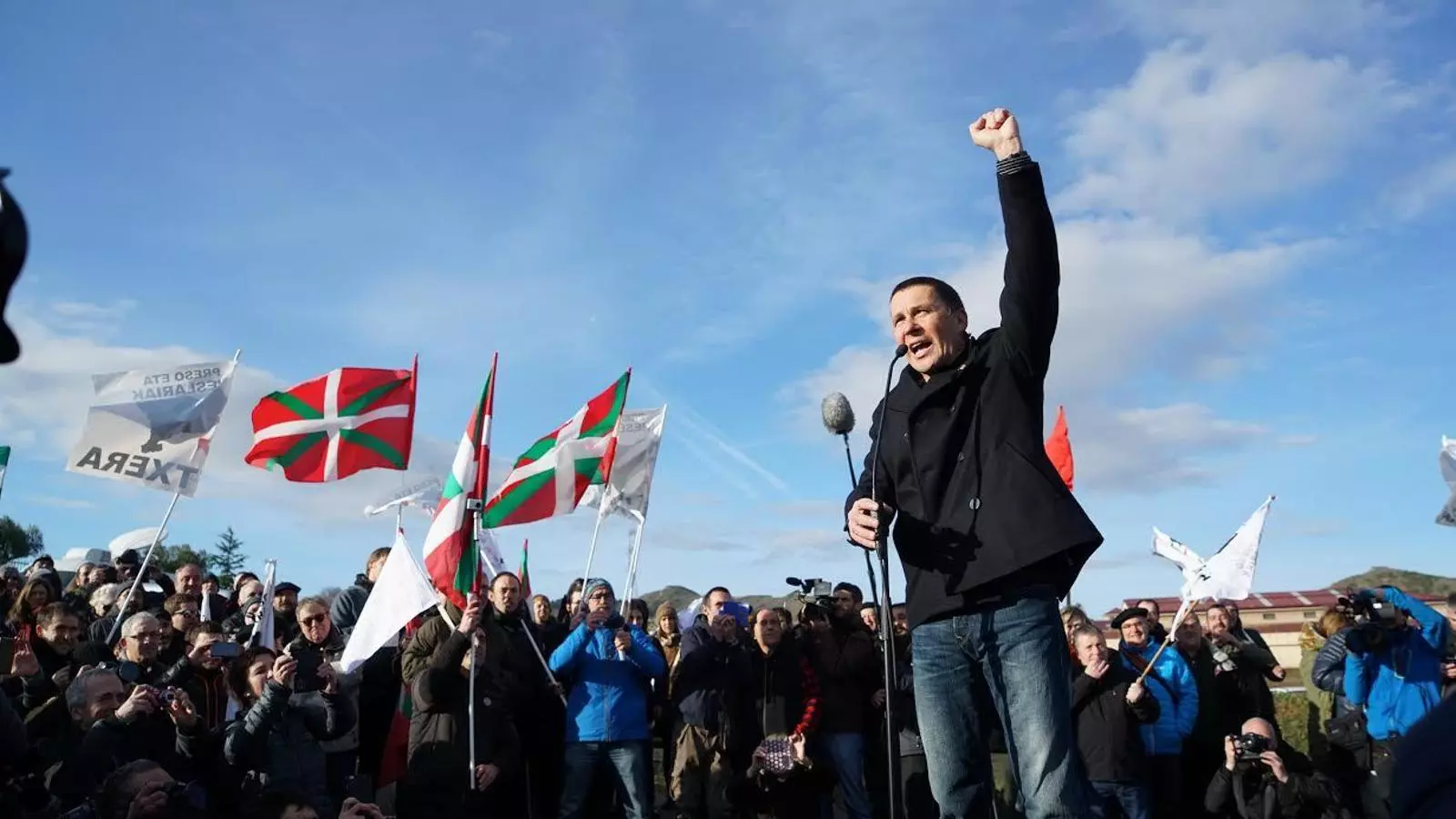 Arnaldo Otegi fa el seu primer discurs des de l'exterior de la presó de Logroño