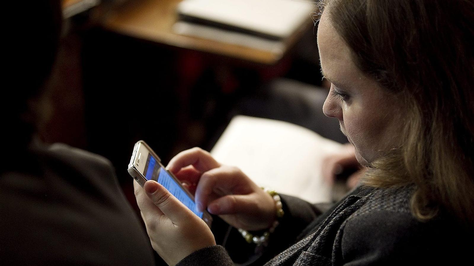 Una acción tan habitual en la sociedad actual como comunicarse con SMS o whatsapps es todavía imposible en determinadas zonas.