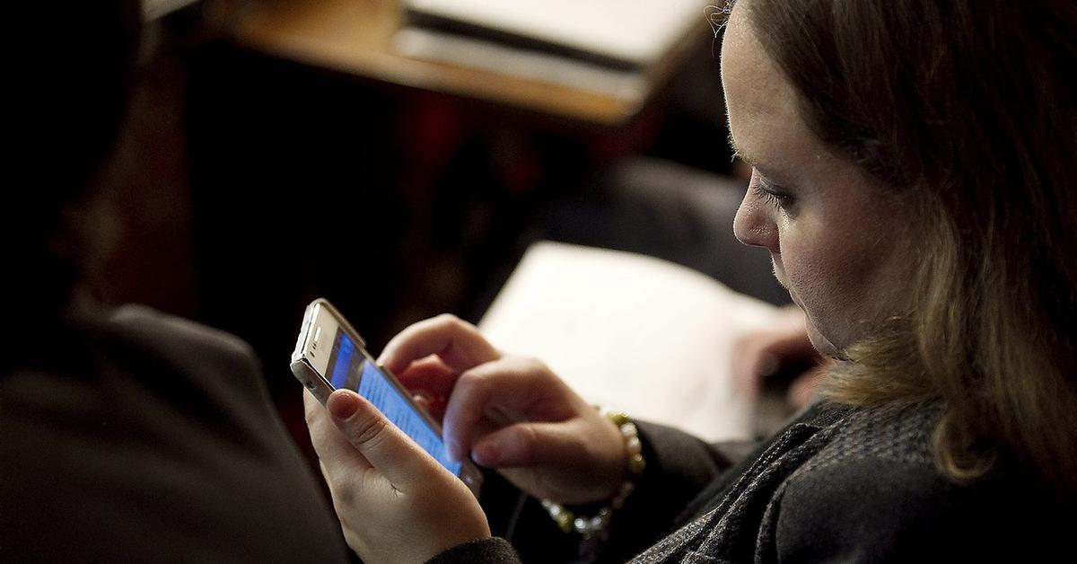 Qui hi ha rere cada SMS? Creen una nova eina per evitar les estafes de missatgeria