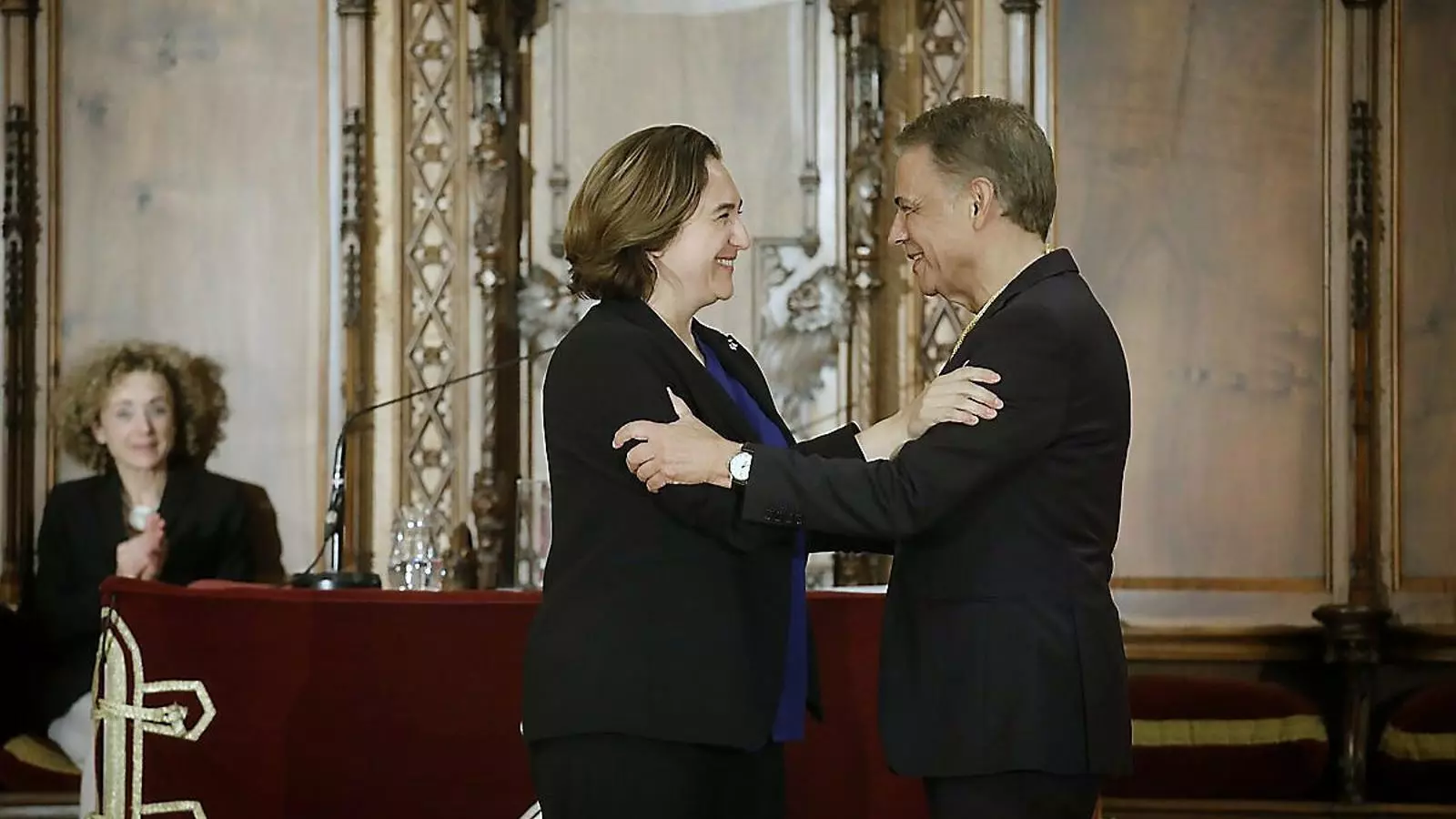 El periodista Joaquim Maria Puyal va rebre la Medalla d’Or al mèrit esportiu de mans de l’alcaldessa de Barcelona, Ada Colau.