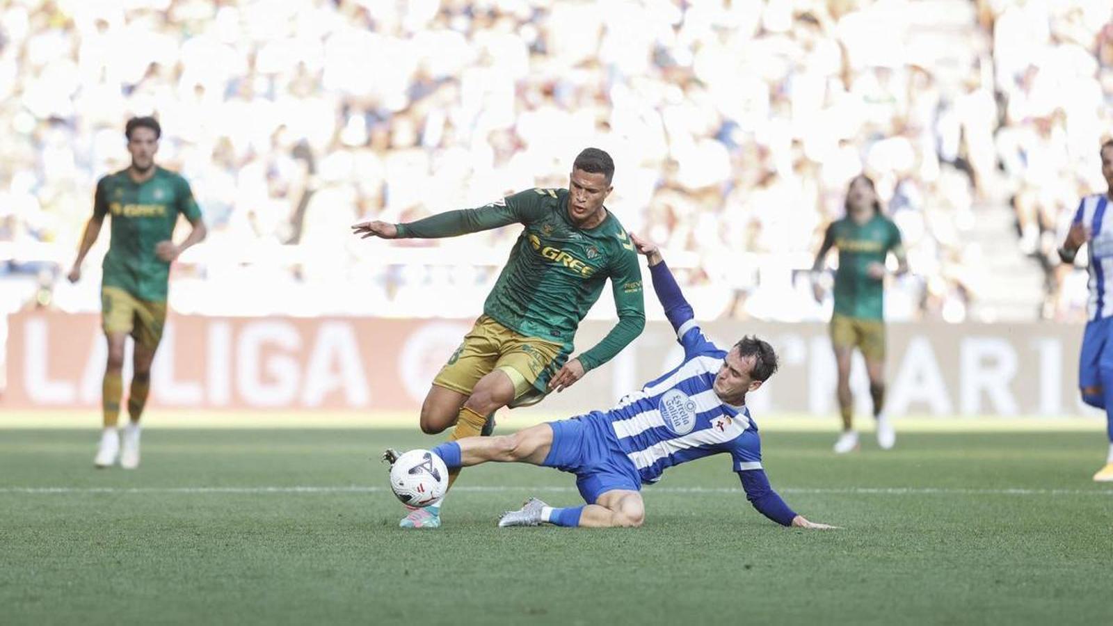 Marc Casadó. en acción con el Deportivo