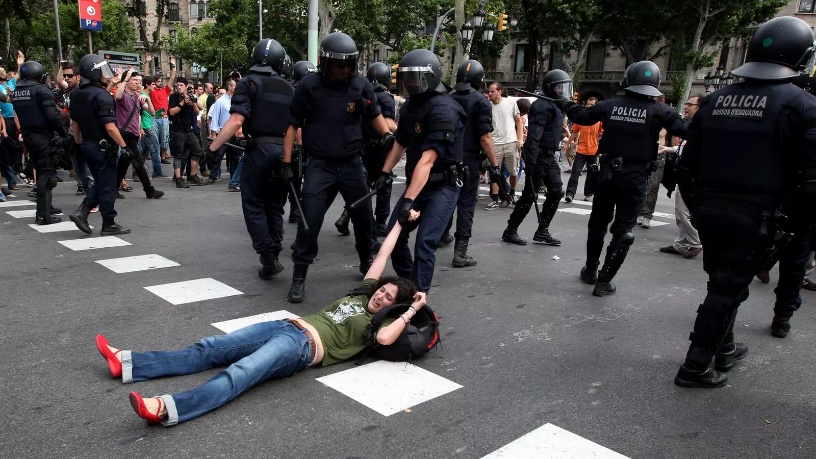Un instant del desallotjament d'indignats a la plaça Catalunya el 27 de maig.