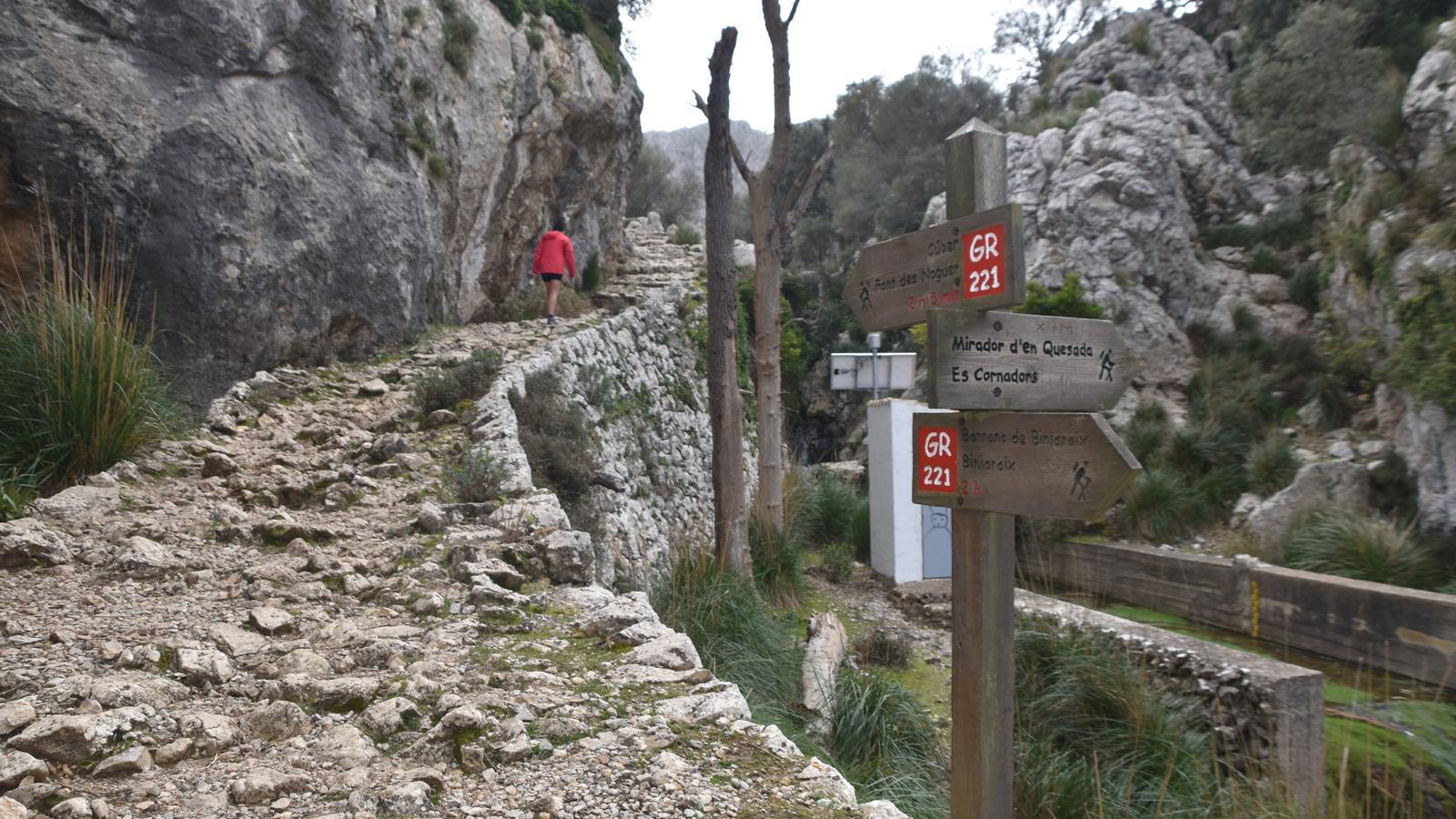 Die Ausflussenge des Wassers aus dem Lofra-Tal in die Schlucht wird zu einem strategischen Punkt auf unserer Wanderung.