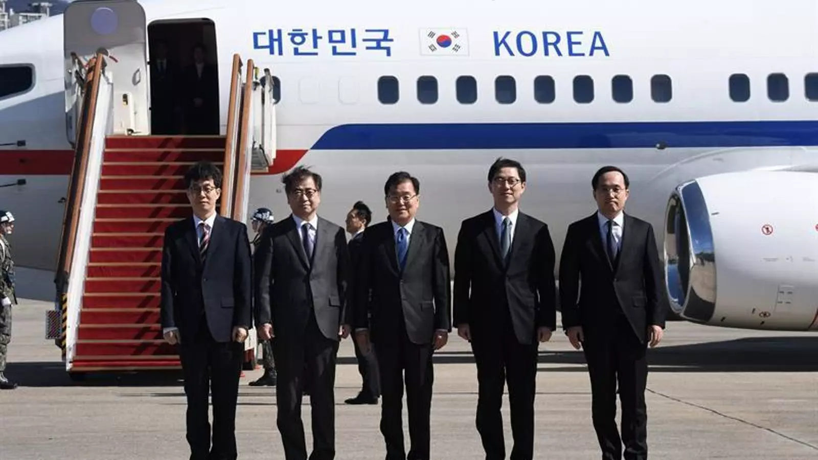 La delegació sud-coreana es fotografia abans de pujar a l'avió que l'ha portat a Pyongyang.