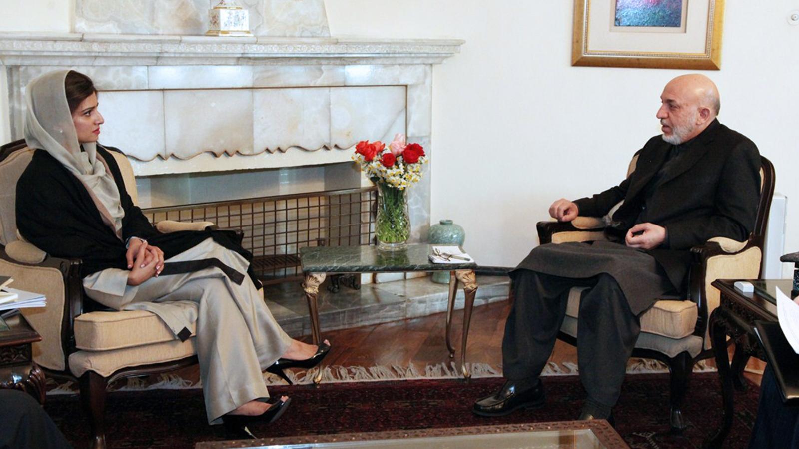 La ministra paquistanesa d'afers estrangers conversa amb el seu homòleg afganès