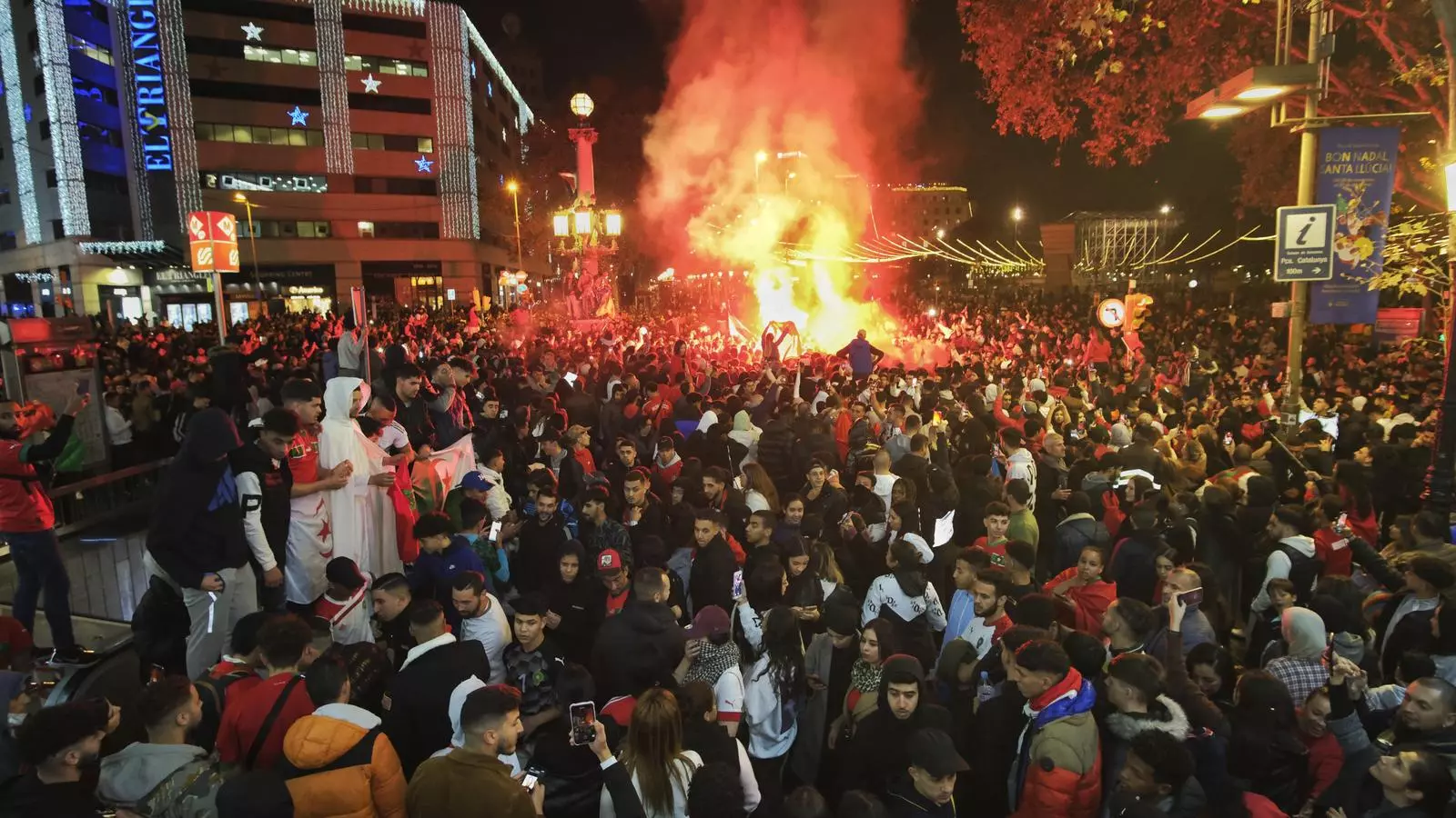 L'afició del Marroc celebra el triomf a Barcelona