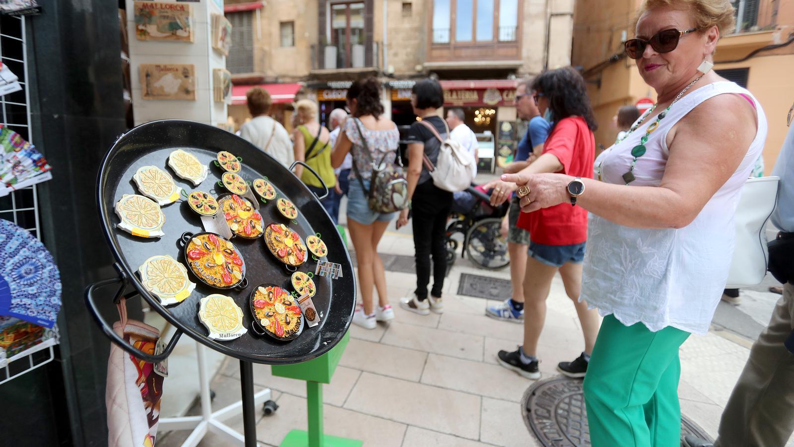 A tourist in front of a shop in Palma