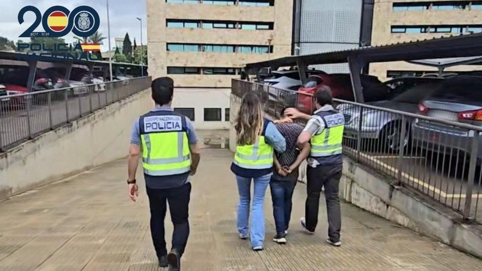 Die Nationalpolizei mit dem festgenommenen Angreifer