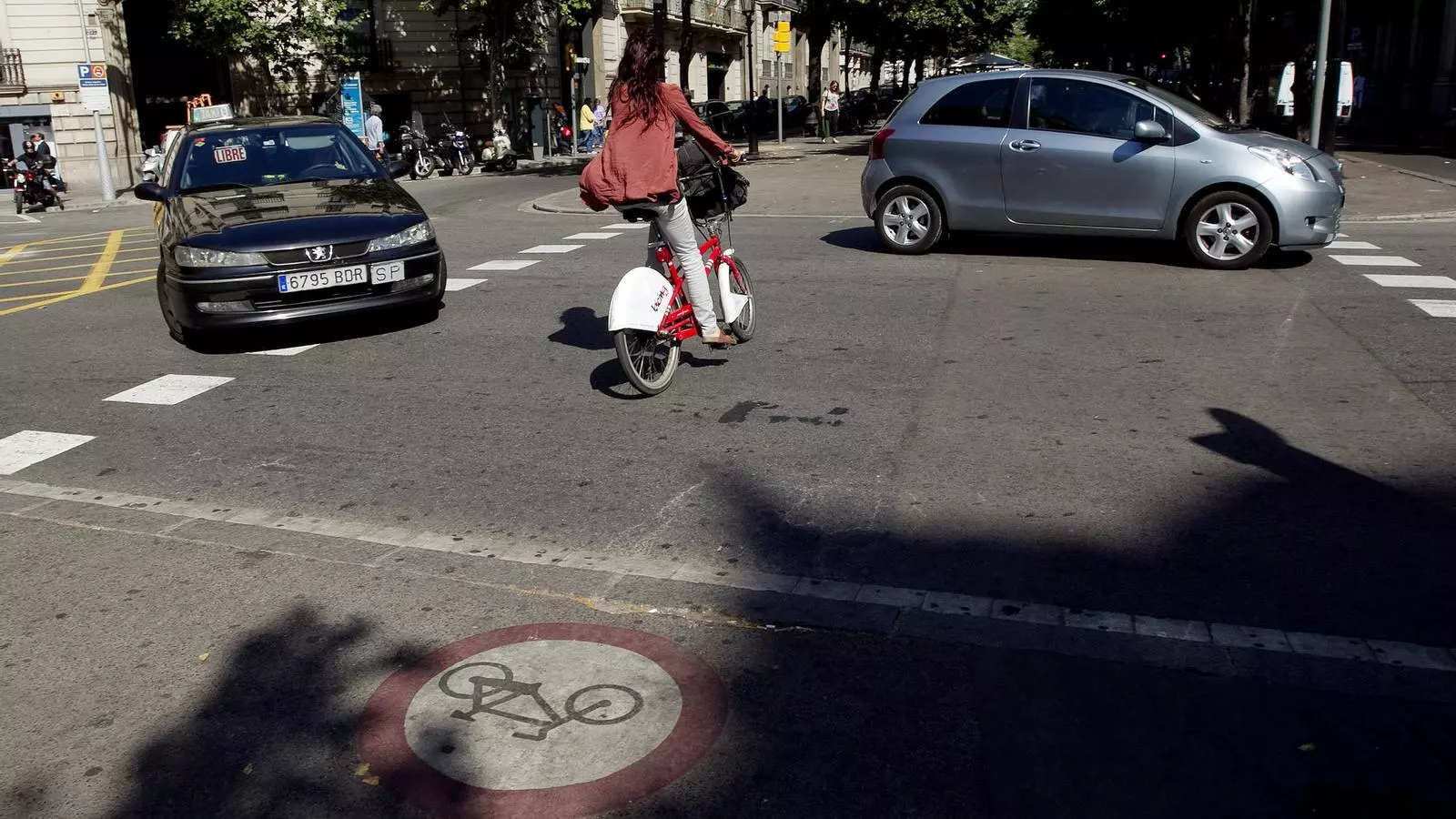 A LA CALÇADA
En consistori senyalitzarà les zones 30 amb pictogrames de bicicleta per posar de manifest el protagonisme dels ciclistes en aquestes calçades.