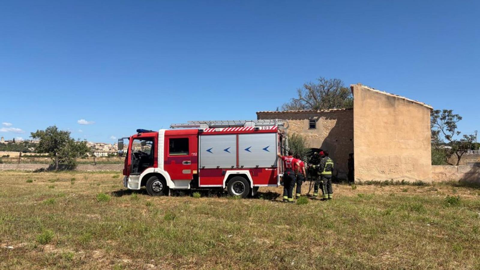 Los bomberos actuando en el incendio.