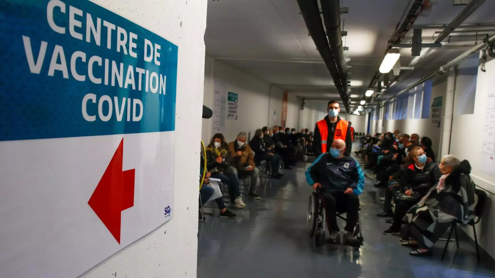 Cues esperant al vacuna de Pfizer-BioNTech al Velòdrom de Saint-Quentin-en-Yvelines, al sud-oest de París.