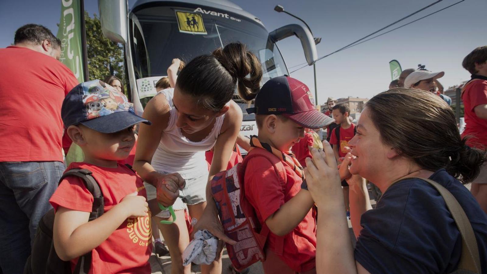 Niños se despiden de los padres antes de ir a las colonias Fundesplay
