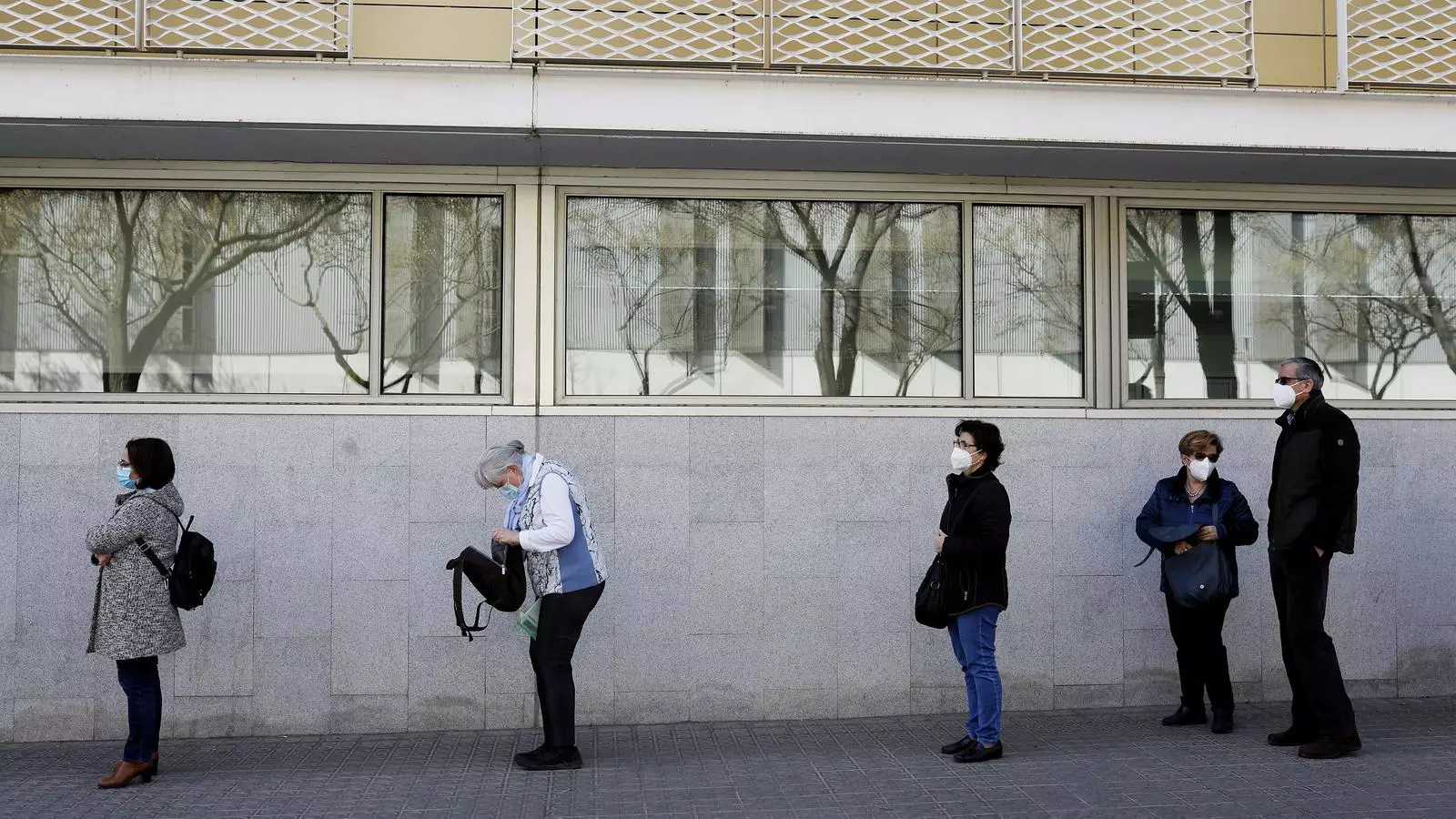 Cues a la entrada del NINGÚN Cuarteles de Barcelona para recibir las vacunas de Pfizer y AstraZeneca.