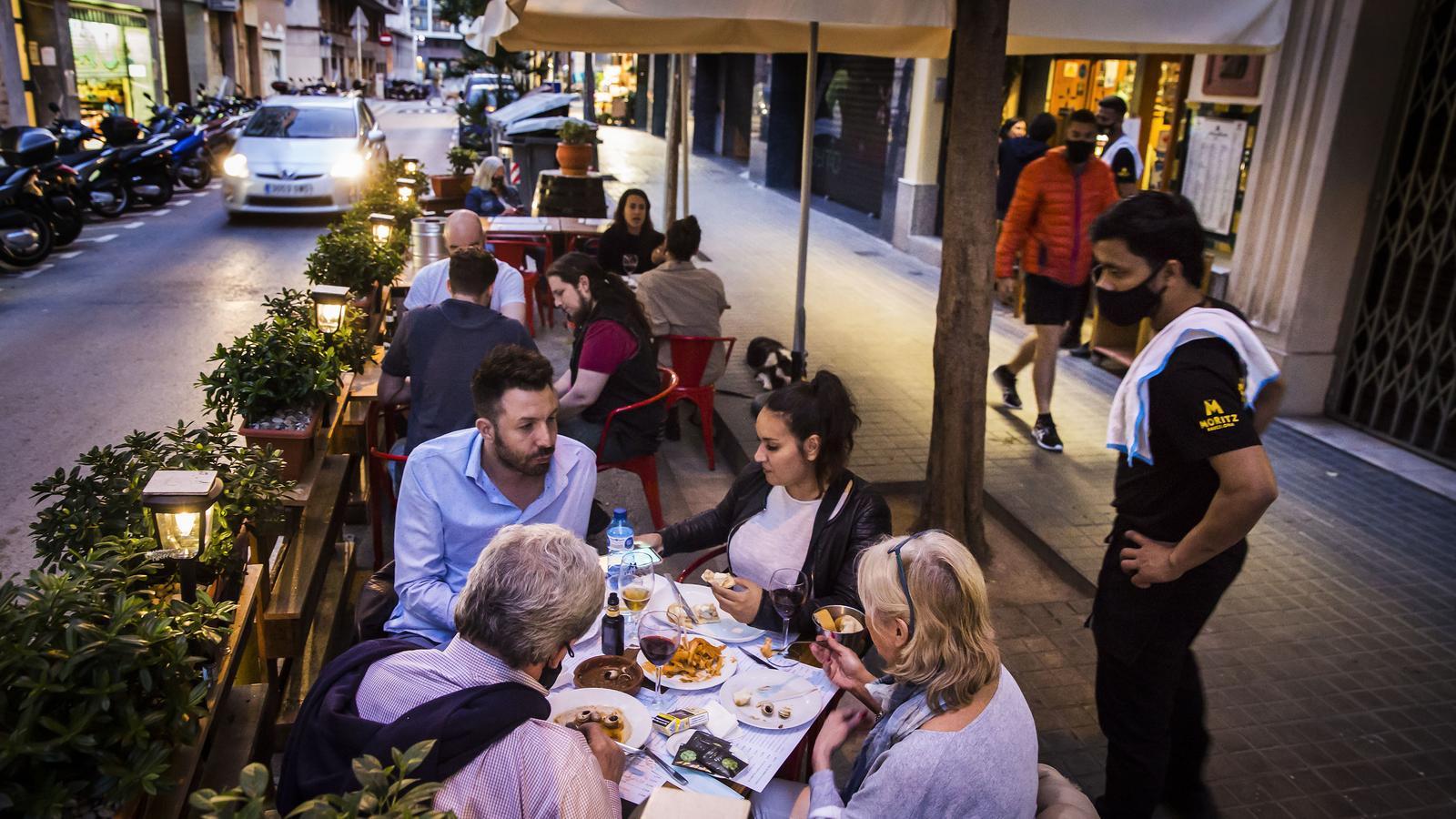 Grups de persones sopant en una terrassa d'un restaurant al barri del Farró de Barcelona. Imatge del 20 de maig del 2021