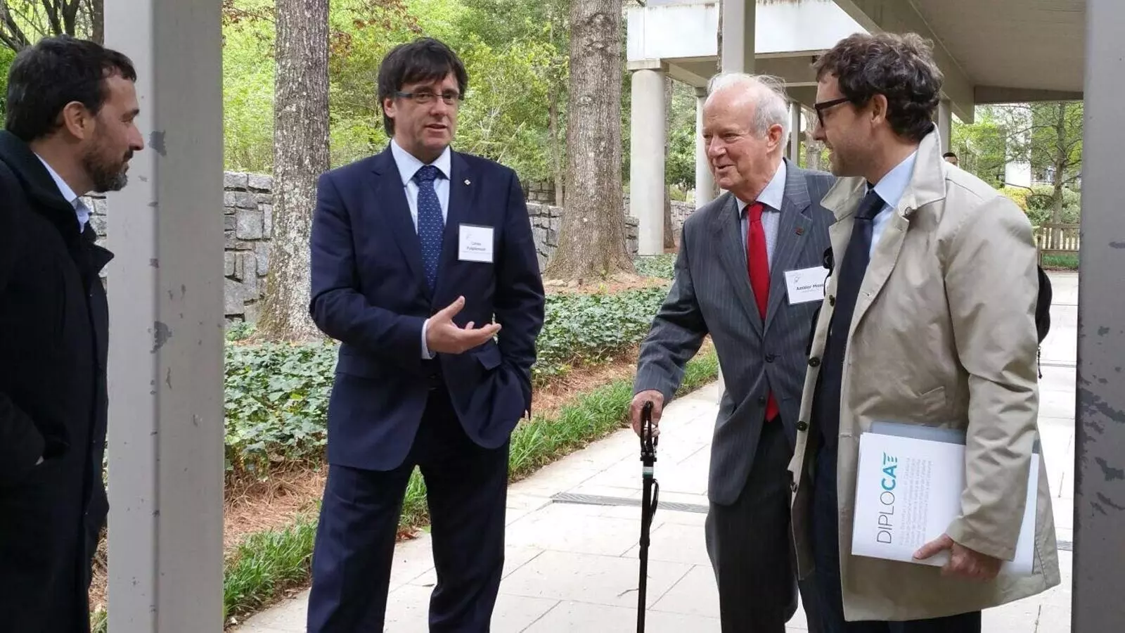 Carles Puigdemont amb Ambler Moss i el secretari general del Diplocat, Albert Royo