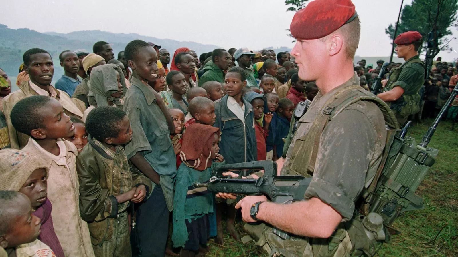 Soldats francesos fan guàrdia en un camp de refugiats tutsis al sud de Ruanda, l'abril del 1994