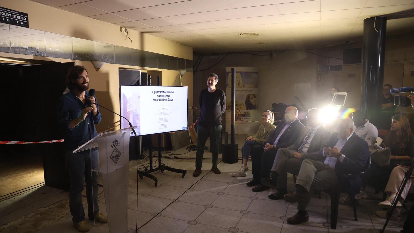 Un moment de la presentació a l'interior de l'antic cinema.