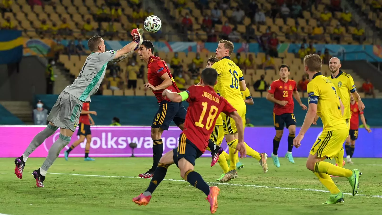 Robin Olsen rebutja davant de Gerard Moreno