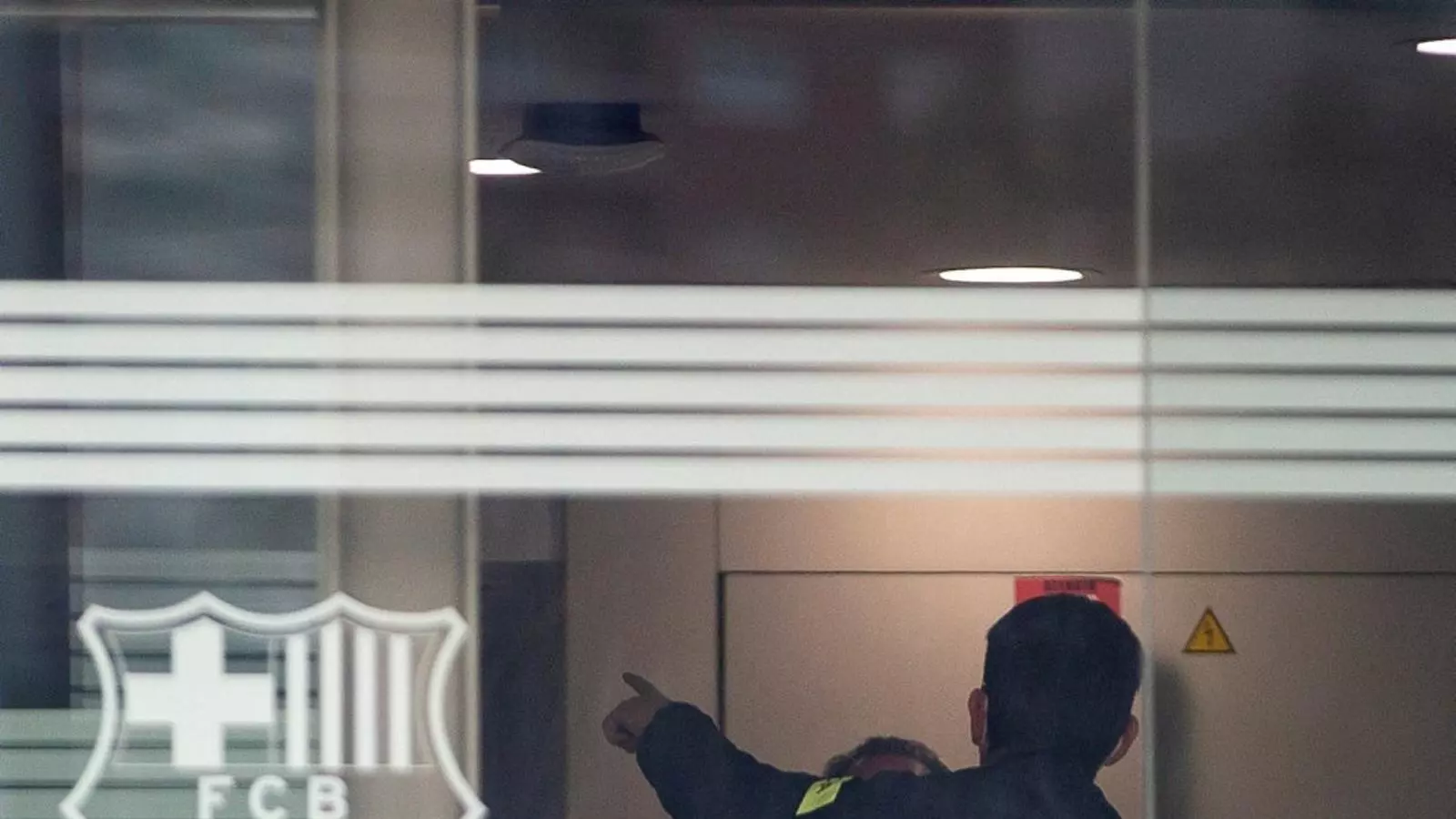 Un agent dels Mossos d’Esquadra al Camp Nou.