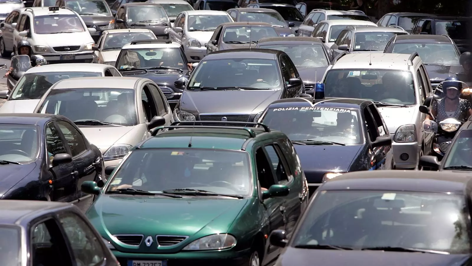 Instants d'una congestió de trànsit a Roma.